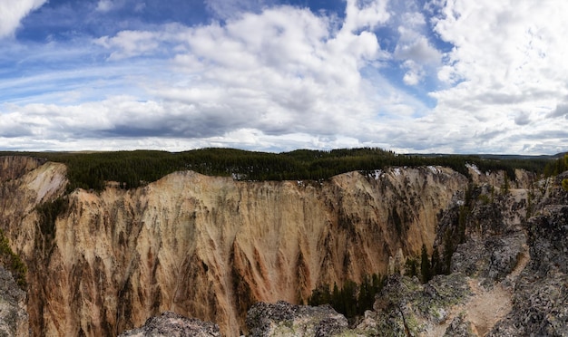 Skalisty kanion w amerykańskim krajobrazie wielki kanion Yellowstone