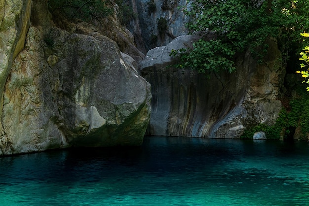 Skalisty kanion z czystą, błękitną wodą w Goynuk Turcja