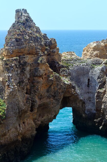 Skalisty łuk w pobliżu wybrzeża Oceanu Atlantyckiego (Ponta da Piedade, Lagos, Algarve, Portugalia).