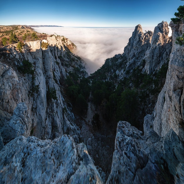 Skalisty szczyt blanki górskiego południowego wybrzeża Krymu AiPetri