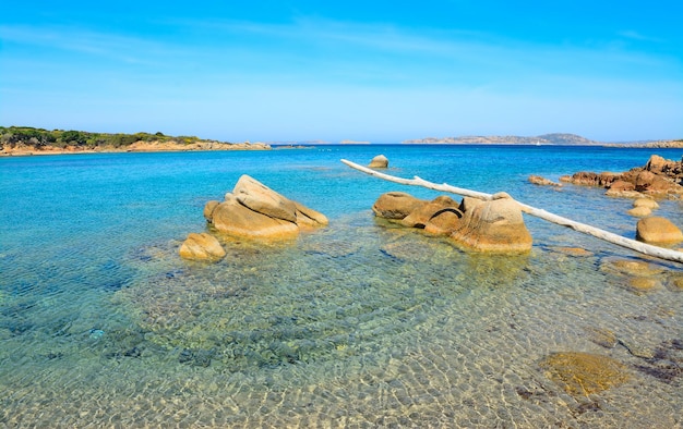 Skały i czysta woda w Conca Verde Sardinia