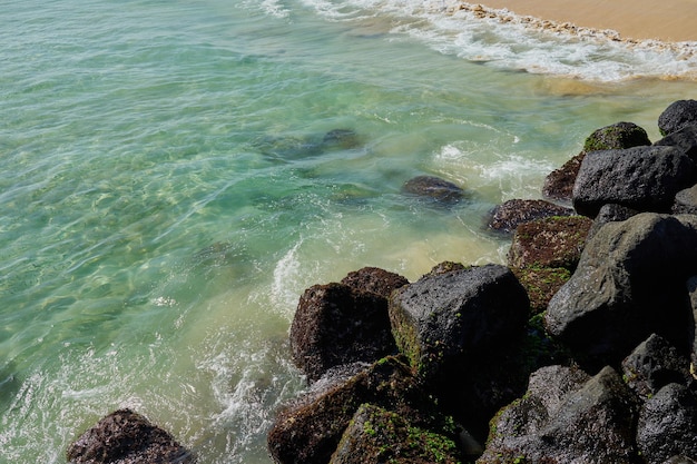 Skały I Fale Na Piaszczystej Tropikalnej Plaży