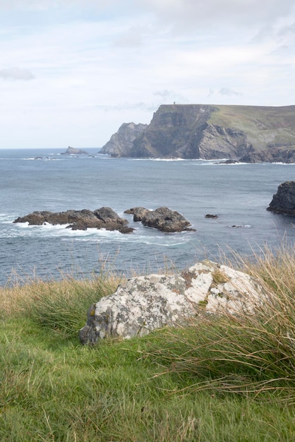 Skały i falezy w Glencolumbkille, Donegal, Irlandia