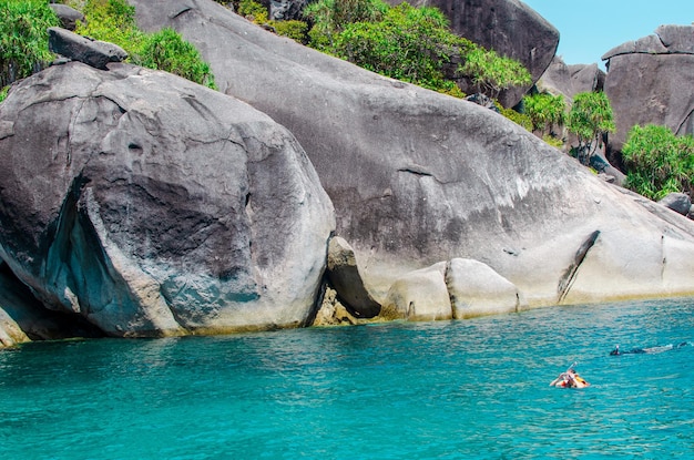 Zdjęcie skały i kamienna plaża wyspy similan z słynną skałą żaglową phang nga krajobraz przyrody tajlandii