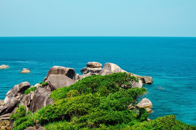 Zdjęcie skały i kamienna plaża wyspy similan z słynną skałą żaglową phang nga krajobraz przyrody tajlandii