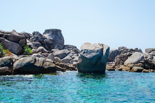 Zdjęcie skały i kamienna plaża wyspy similan z słynną skałą żaglową phang nga krajobraz przyrody tajlandii