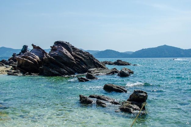 Zdjęcie skały i kamienna plaża wyspy similan z słynną skałą żaglową phang nga krajobraz przyrody tajlandii