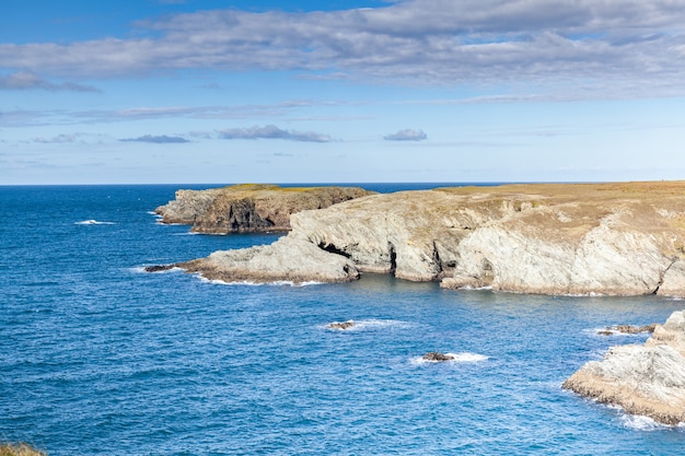 Skały i klify w oceanie słynnej wyspy Belle Ile en Mer we Francji