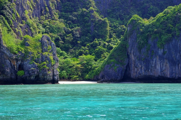 Zdjęcie skały i morze w krabi