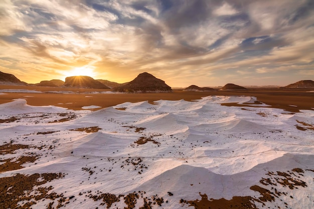 Skały kredowe na Białej Pustyni o zachodzie słońca Egipt Baharia