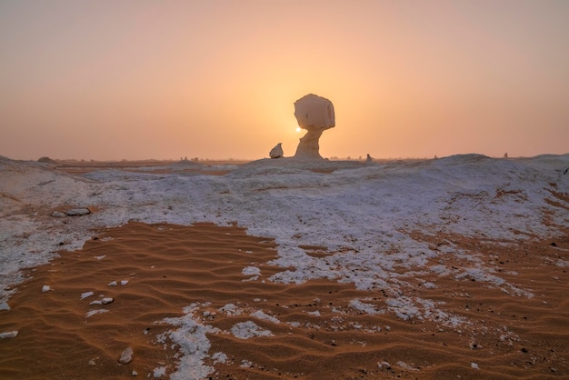 Skały kredowe na Białej Pustyni o zachodzie słońca Egipt Baharia