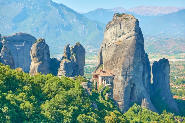 Skały Meteory w Grecji z klasztorem Rousanou na klifie - Malowniczy grecki krajobraz