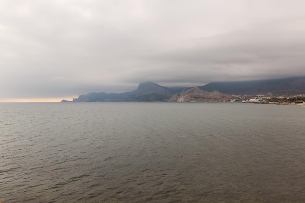 Skały Morza Czarnego pokryte chmurą dystrykt Sudak