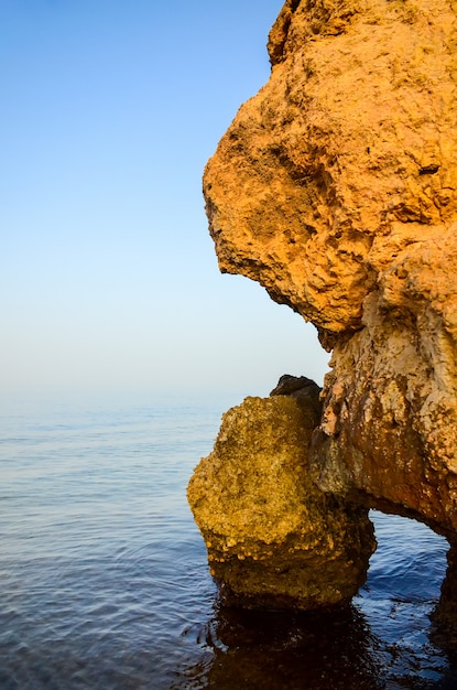 Skały na brzegu Morza Czerwonego. Egipt, Sharm El Sheikh.