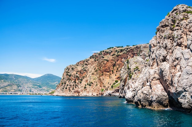 Skały na plaży morskiej. Alanya, Turcja