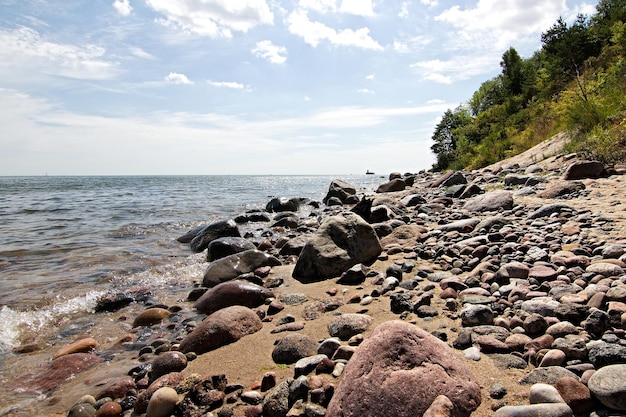 Skały na plaży na tle nieba