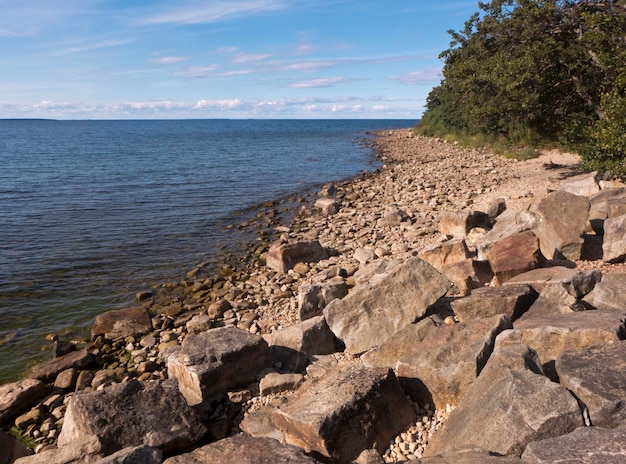 Skały na plaży na tle nieba