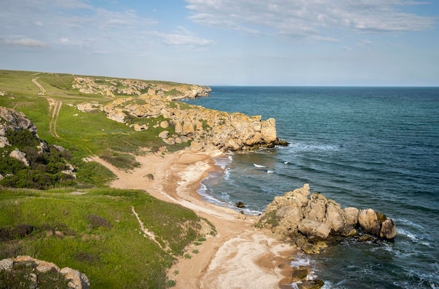 Zdjęcie skały plaże i piękna turkusowa woda morska egzotyczna plaża spokój turkusowej wody morskiej piękny krajobraz kompozycja natury plaże generała krym