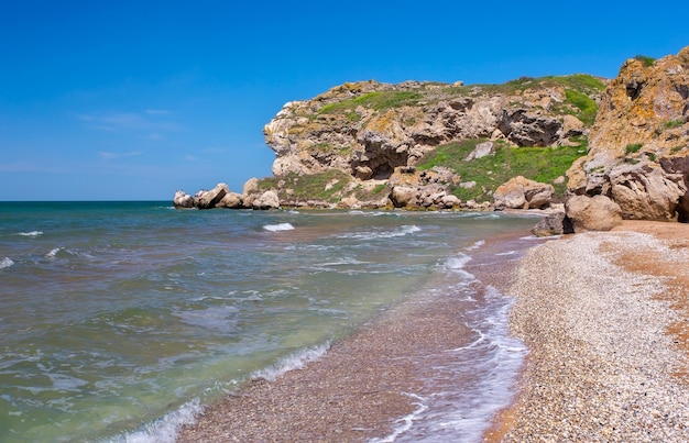 Zdjęcie skały plaże i piękna turkusowa woda morska egzotyczna plaża spokój turkusowej wody morskiej piękny krajobraz kompozycja natury plaże generała krym