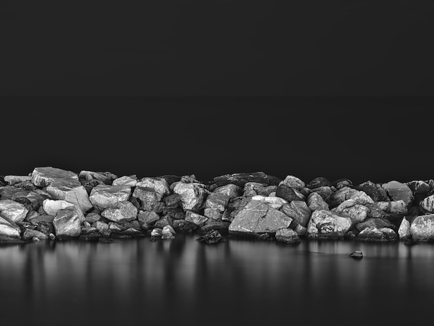 Zdjęcie skały pośród morza na czystym niebie w zmierzchu