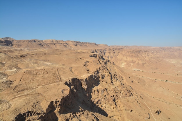 Skały Pustyni Judzkiej w pobliżu Parku Masada