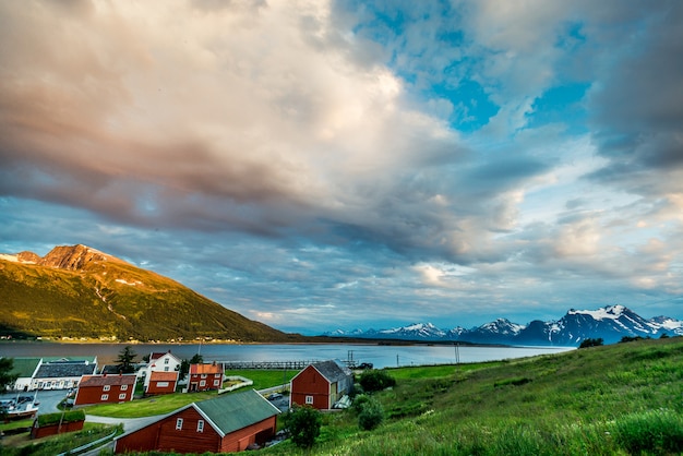 Skały Sognefjordu, trzeci najdłuższy fiord na świecie i największy w Norwegii.