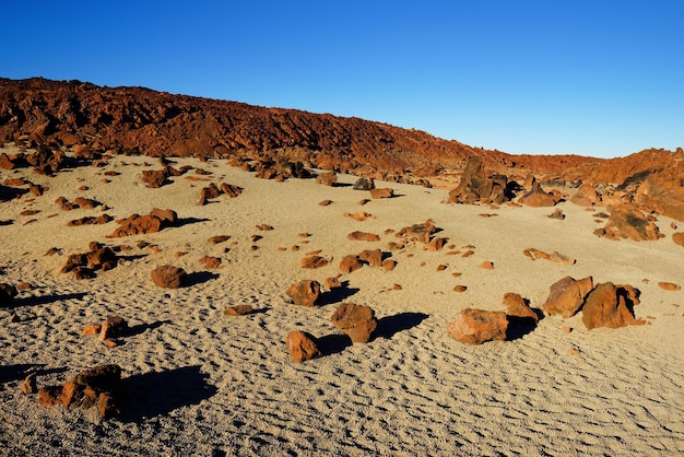 Zdjęcie skały w parku narodowym el teide na tle jasnego niebieskiego nieba