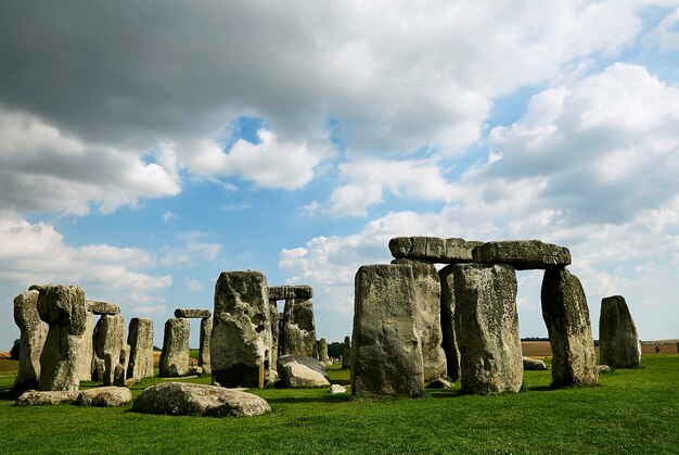 Zdjęcie skały w stonehenge na chmurowym niebie