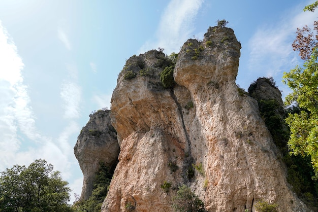 Skały wysokie kamienne wyrzeźbione naturalnie cyrk górski w Moureze we Francji