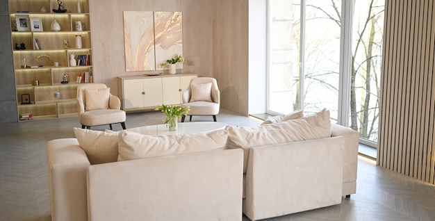 Skandynawski styl jasny klasyczny nowoczesny luksusowy biały salon z marmurowym stołem, nowe stylowe meble, komoda, przytulne fotele, beżowa sofa, kanapa. Minimalistyczny nordycki wystrój wnętrz