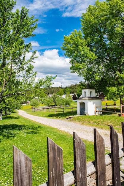 Skansen z drewnianymi domami wiejskimi w pobliżu zamku Sara Lubovna na Słowacji latem