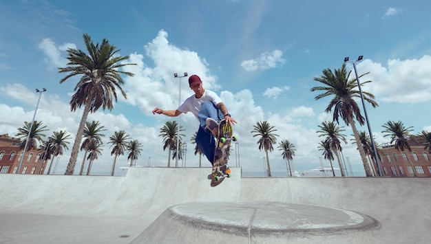 Skateboarder robi sztuczkę w skate parku