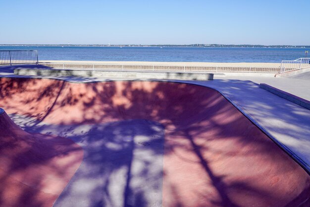 Zdjęcie skatepark na plaży nad brzegiem morza w mieście arcachon i dorzeczu we francji