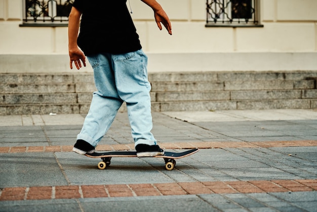 Skater Jeździ Na Deskorolce Na Ulicy Miasta, Z Bliska