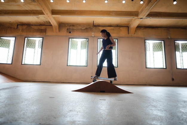 Skater Kobieta Osoba Grająca Na Deskorolce W Siłowni Sportowej Młoda Azjatka Jest Szczęśliwa I Zabawna Z Jazdy Na Deskorolce W Mieście Nastoletnia Hipsterka Modna Moda