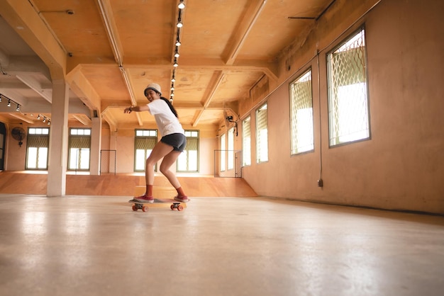 Skater Kobieta Osoba Grająca Na Deskorolce W Siłowni Sportowej Młoda Azjatka Jest Szczęśliwa I Zabawna Z Jazdy Na Deskorolce W Mieście Nastoletnia Hipsterka Modna Moda