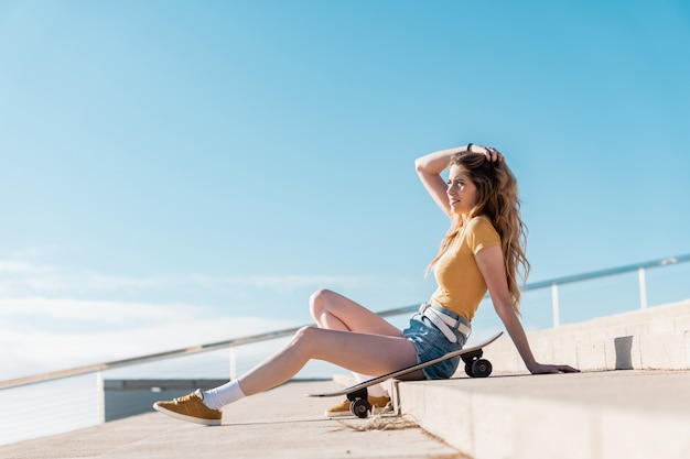 Skater Kobieta Siedzi Na Schodach Z Jej Długa Deskorolka