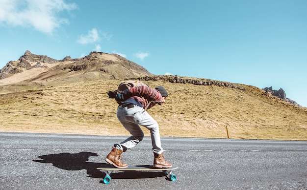 Skater podróżuje po Islandii na swoim longboardu