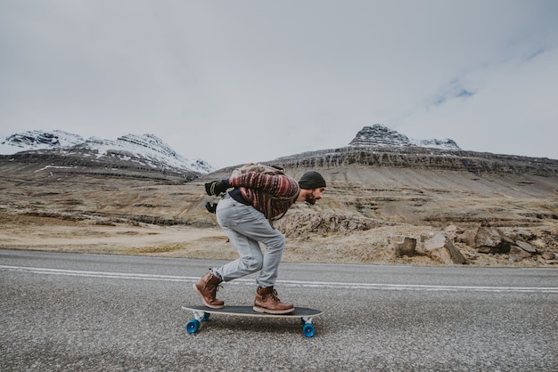 Zdjęcie skater podróżuje po islandii na swoim longboardu