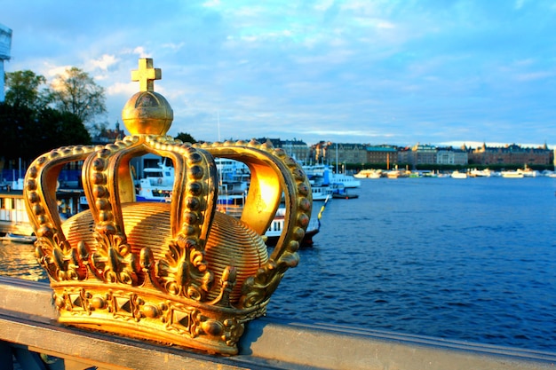 Skeppsholmsbron Most Skeppsholm ze słynną złotą koroną w Sztokholmie, Szwecja