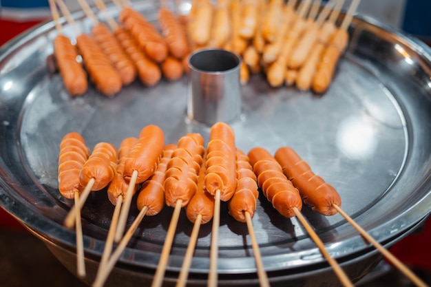 Zdjęcie skewers streetfood na stole w tajlandii parowane hot-dogi