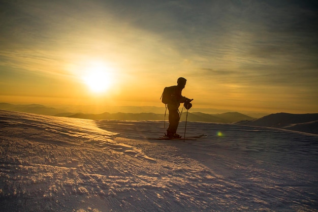 Skitouring w górach o poranku zima freeride sporty ekstremalne Narciarstwo w ośnieżonych Karpatach Szczyt Howerla