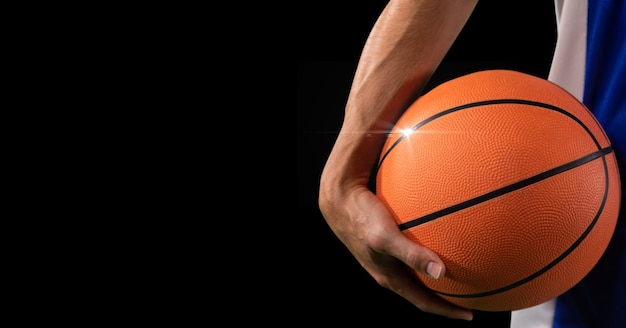Skład brzucha męskiego koszykarza z piłką i miejscem na kopię na czarnym tle