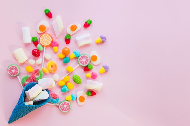 Zdjęcie skład cukierków i stożka gofry