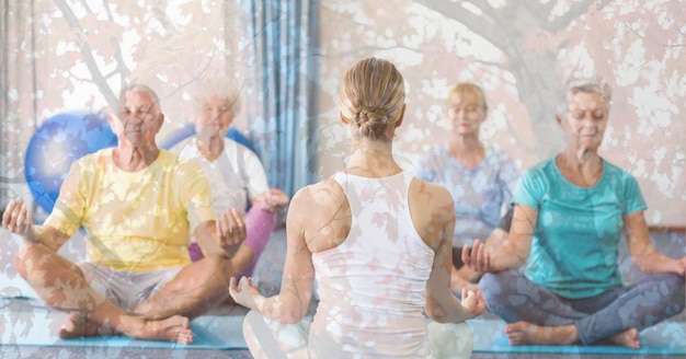 Skład grupy seniorów praktykujących jogę, medytujących z instruktorem i jesiennych liści