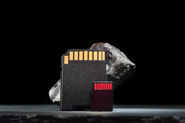 Zdjęcie skład kart micro sd i zbliżenie ciemnych kamieni