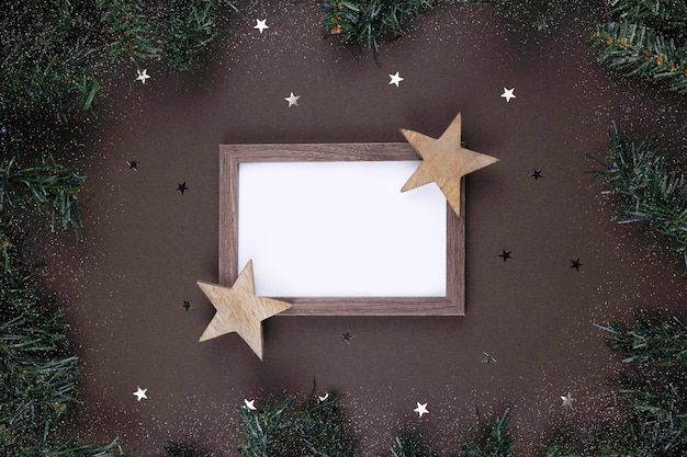 Skład kartki świątecznej i obramowanie z gwiazdami choinki na brązowym tle i makiety