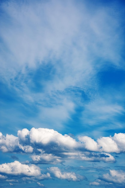 Skład naturalnego nieba. Słoneczny rozległe błękitne niebo streszczenie tło. Piękny cloudscape, widok na białe puszyste chmury. Koncepcja wolności na niebie. Element projektu.