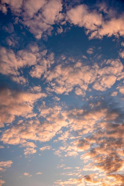 Skład naturalnego nieba. Zachód słońca, wschód słońca dramatyczne niebo streszczenie tło. Piękny cloudscape, widok na puszyste kolorowe chmury. Koncepcja wolności na niebie. Zmierzch zachód natura krajobraz.