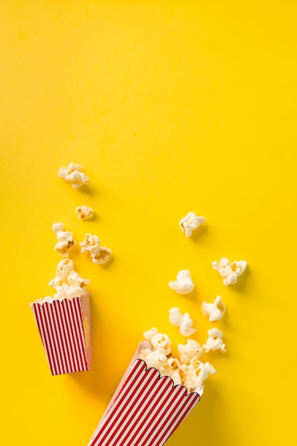 Zdjęcie skład popcornu na żółtym tle
